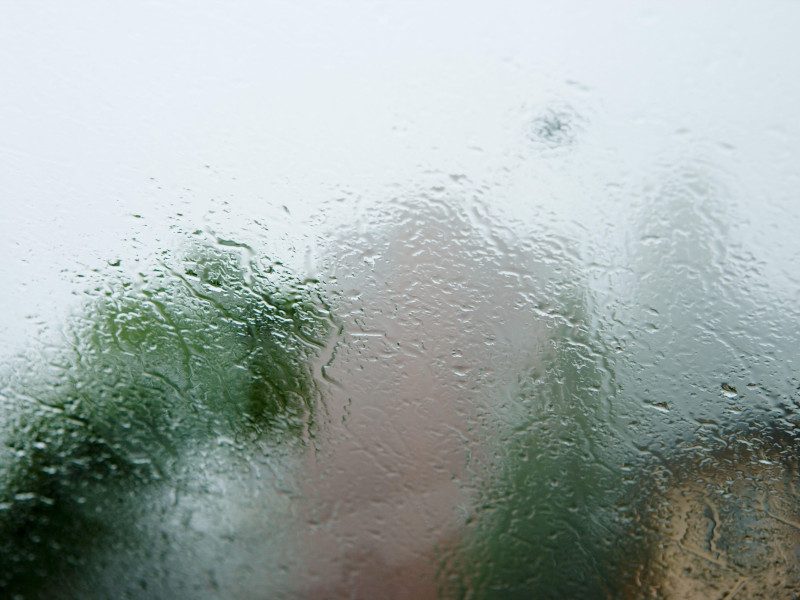 Cristal de la ventana, empañado, gotas de lluvia, desenfoque