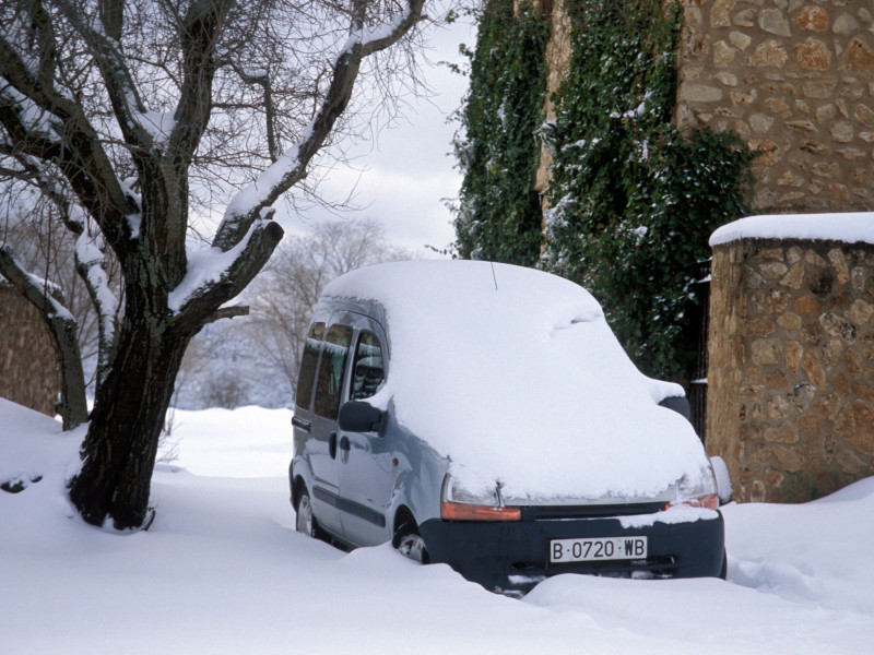 Coche cubierto de nieve en la Sierra de Seguras, Castilla la Mancha, España