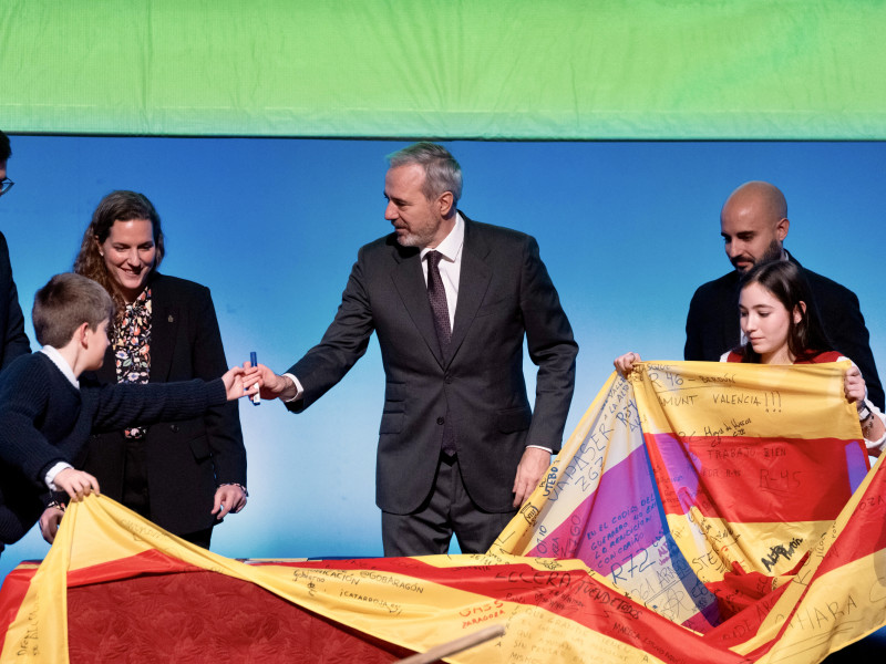 Los premiados plasmaron su firma sobre la bandera de Aragón que ondeó en Catarroja.