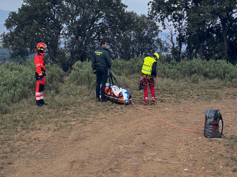 Complejo rescate vertical de un ciclista accidentado en Turruncún