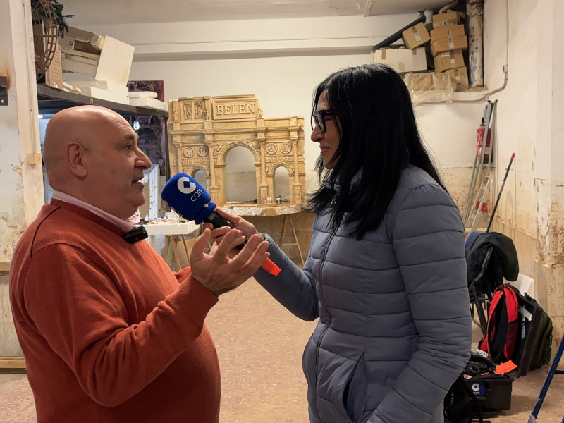 Pedro, reputado belenista valenciano, con Pilar Cisneros