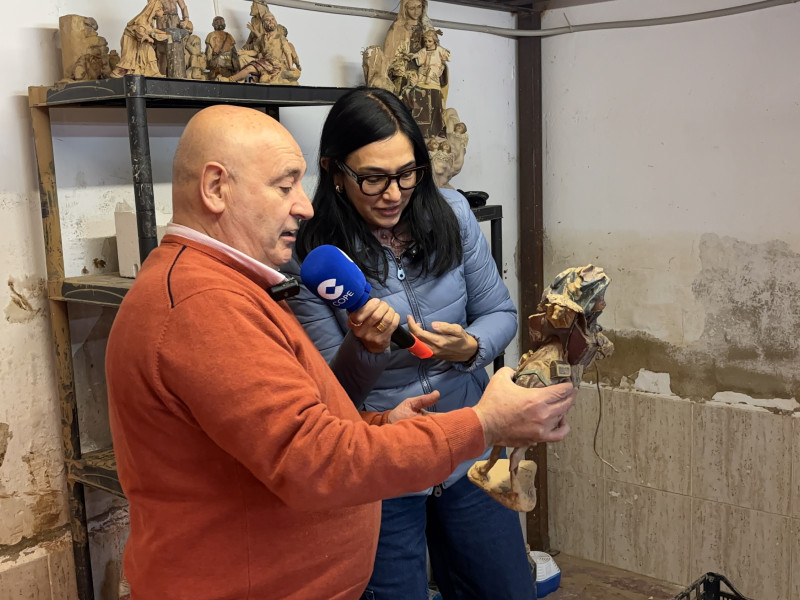 Pedro, reputado belenista valenciano, con Pilar Cisneros