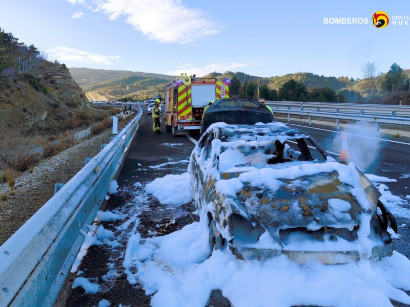 Vehículo calcinado en la A23