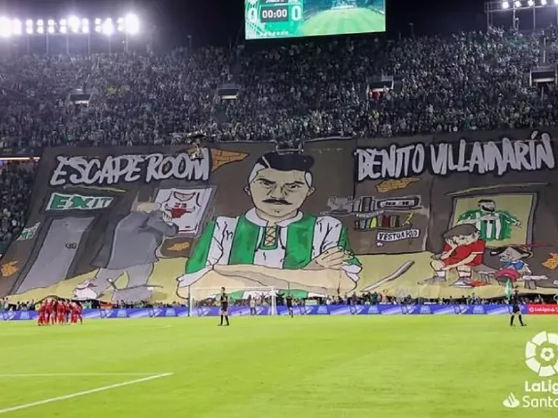 Tifo de la afición del Betis mofándose de la agresión a Joan Jordan