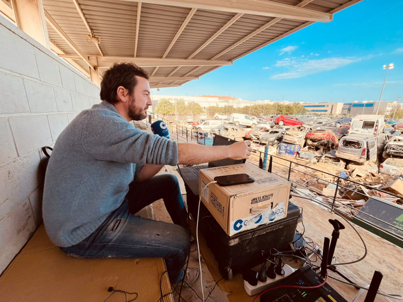 Jorge Bustos contempla en lo que se ha convertido el campo del fútbol de Benetúser tras la dana