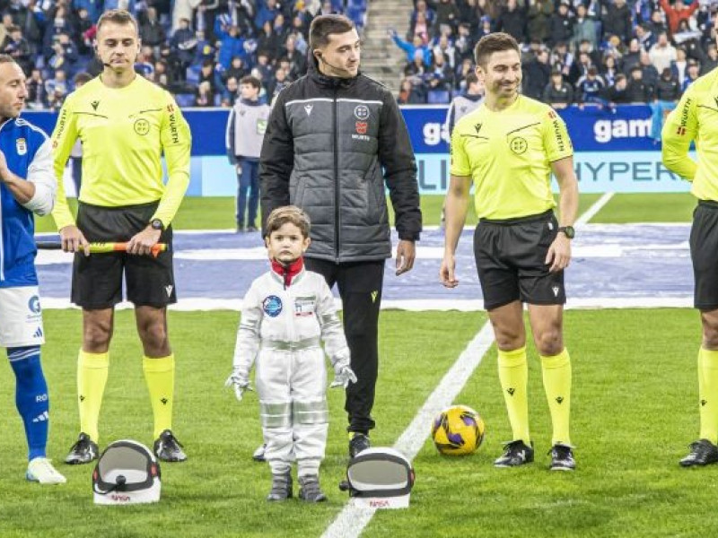 El pequeño Darío junto a Santi Cazorla y al cuartero arbitral en los prolegómenos del Real Oviedo - Granada