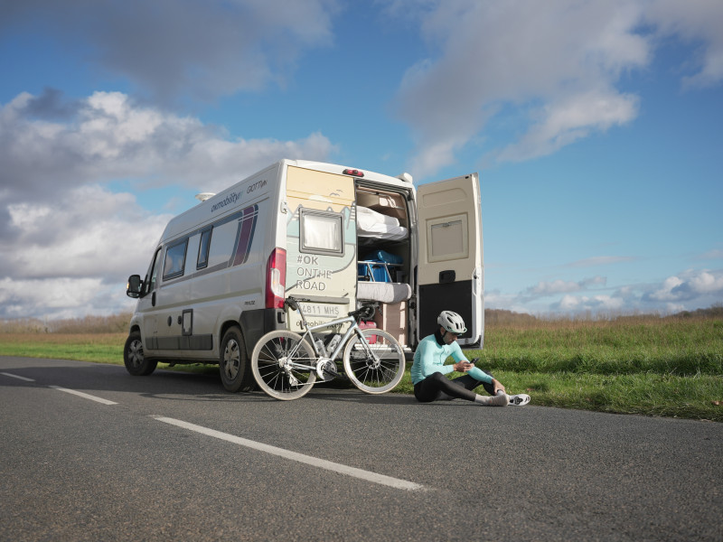 Daniel Sanz junto la camper