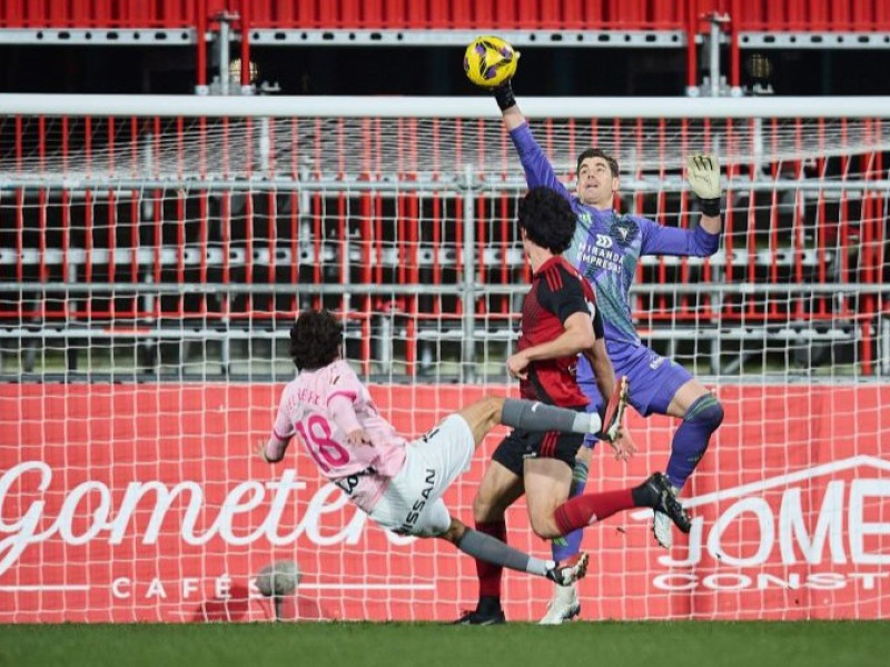 El portero del Mirandés, Raúl Fernández, detiene un mano a mano de Gelabert