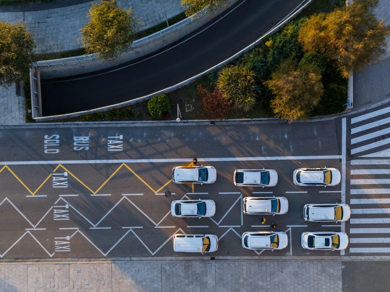 Vista aérea de parada de taxis y autobuses en el exterior de la estación central de trenes y autobuses de Zaragoza Delicias