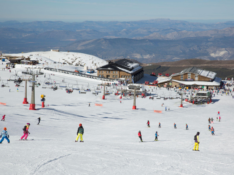 Esquiadores en la zona de Borreguiles de las pistas de esquí de Sierra Nevada, Granada, Andalucía