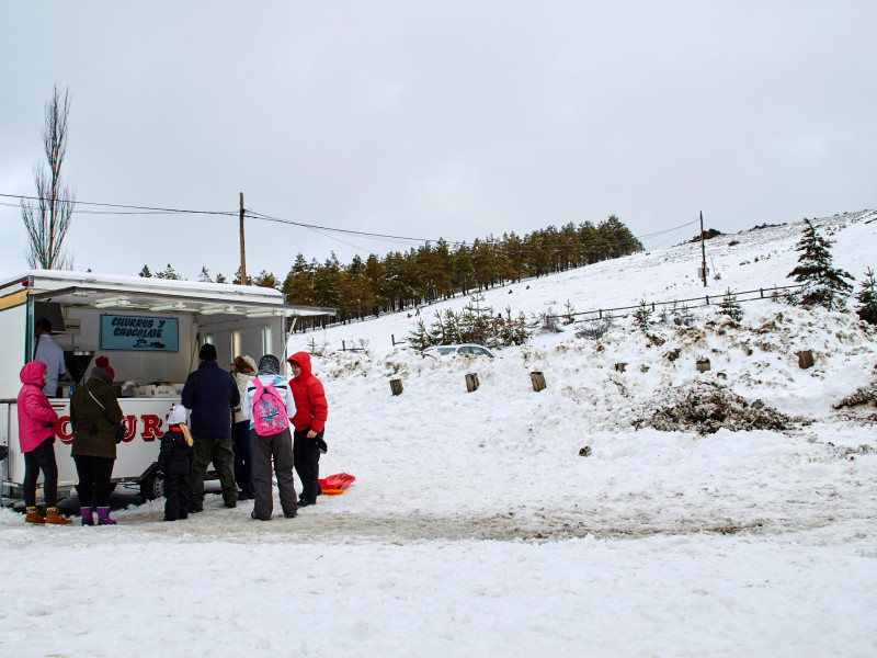 Churros y chocolate caliente en la nieve de Sierra Nevada, España