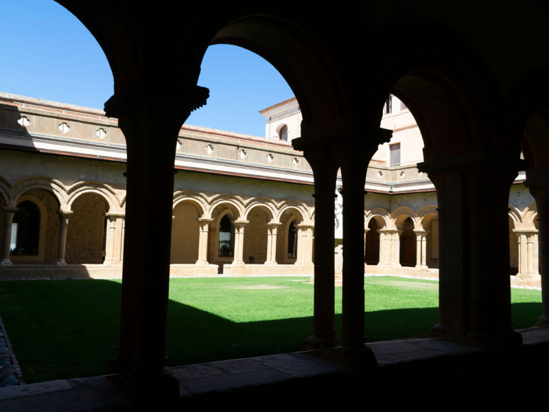 Claustro del monasterio de Bellpuig de les Avellanes cerca de la localidad de Os de Balaguer