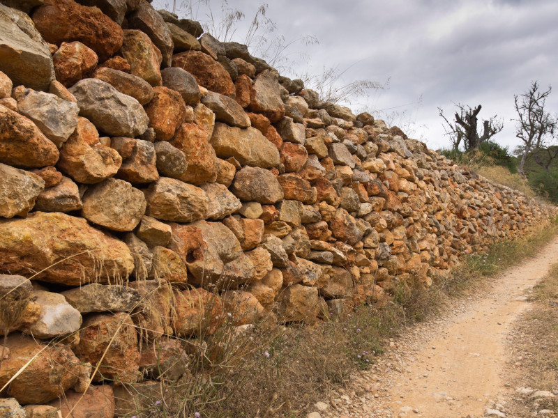 Ibiza, Baleares, España: ruta de senderismo por Balafia, un histórico pueblo de montaña del norte. Muro de piedra seca