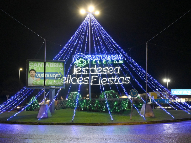 Árbol de Navidad de Cantabria Telecom en la calle Joaquín Rodrígo de Santander.