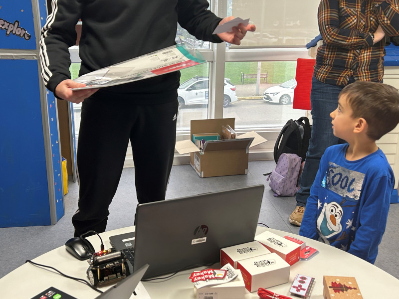 Un niño disfruta en el CHUF un taller de robótica