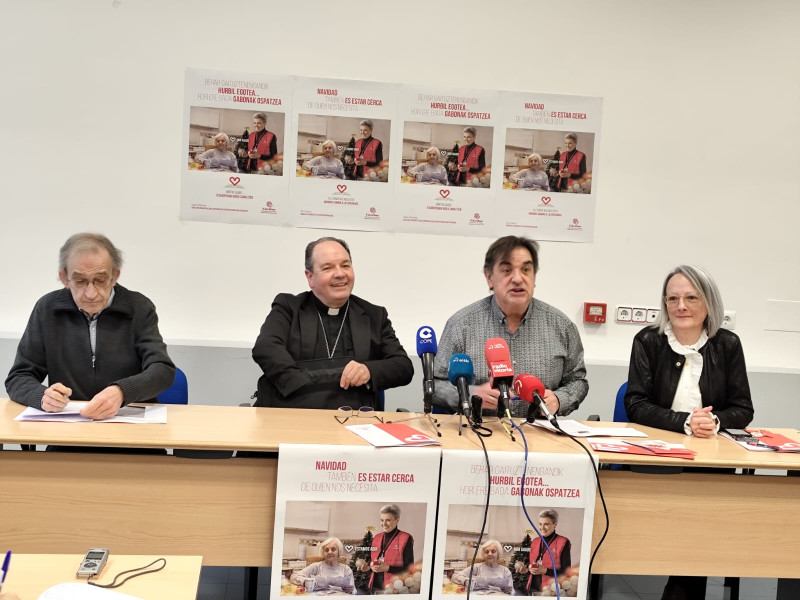 El obispo de Vitoria, Juan Carlos Elizalde, y Ramón Ibeas, secretario general de Cáritas Vitoria junto a otros miembros de la entidad diocesana