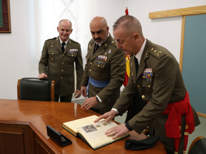 El General de División Jefe de la división Castillejos en el acuartelamiento Sancho Ramírez, José Manuel Vivas