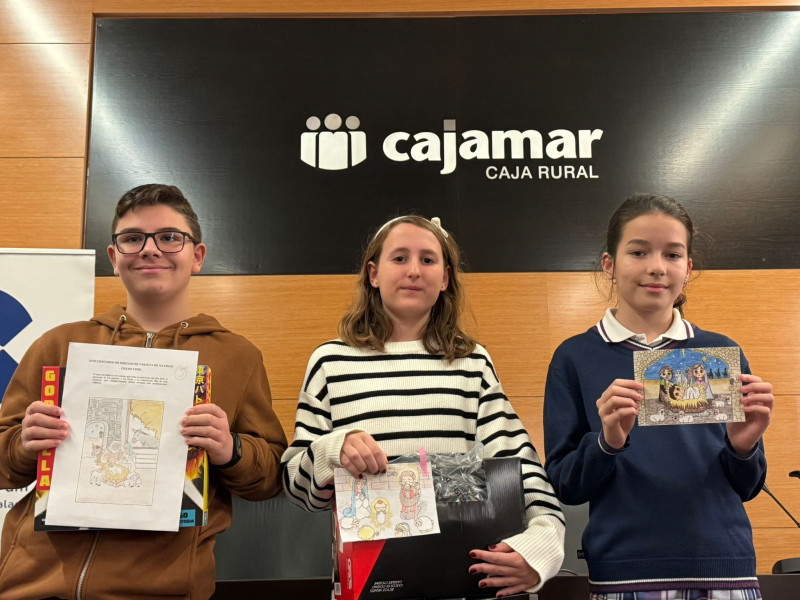 Los ganadores con sus premios