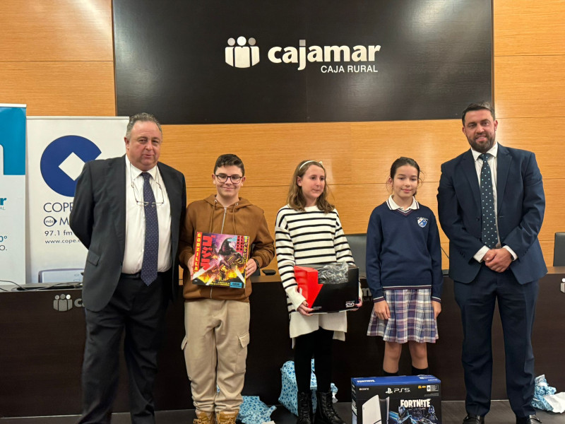 Los ganadores con sus premios