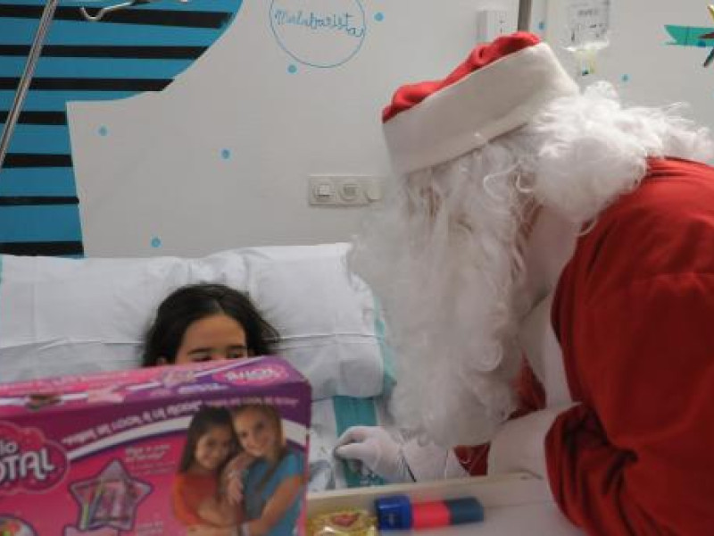 Papá Noel ha repartido regalos entre los pequeños ingresados en el Infantil.