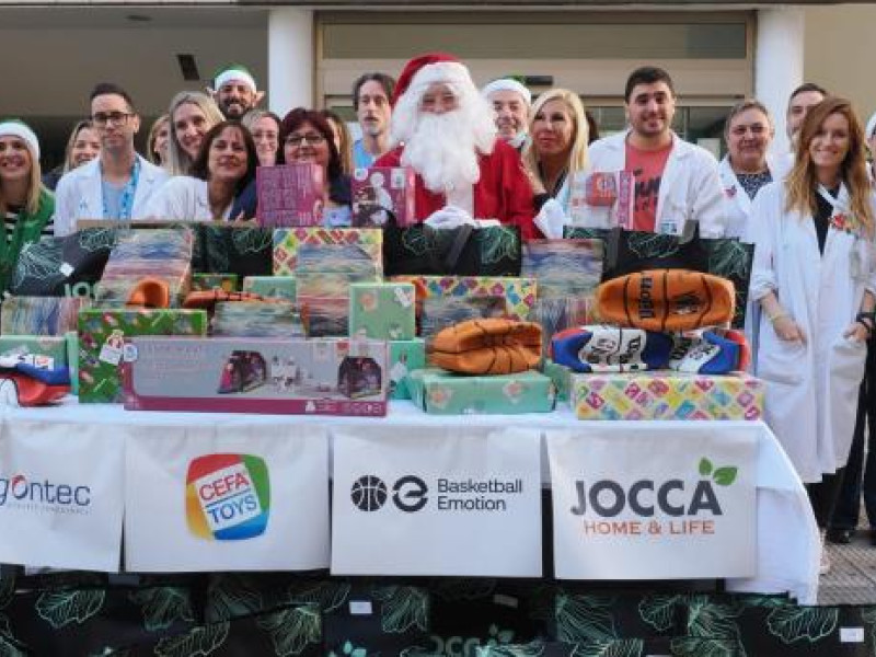 Papá Noel ha repartido regalos entre los pequeños ingresados en el Infantil.