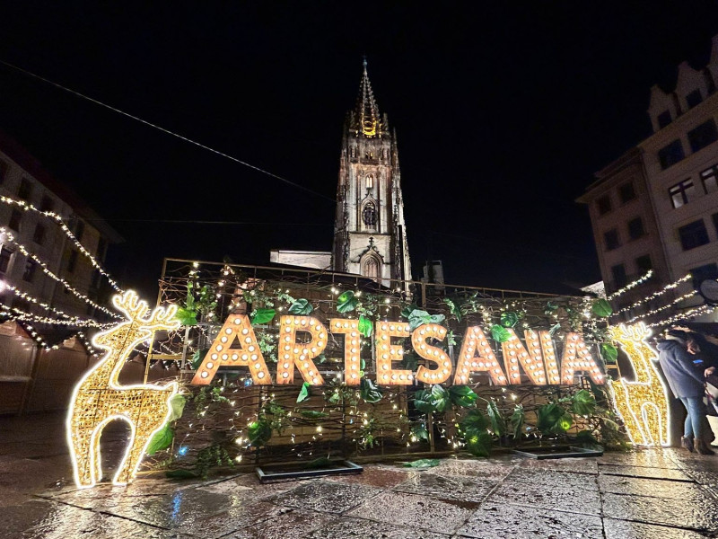 Mercado de Artesanía, Plaza de la Catedral de Oviedo