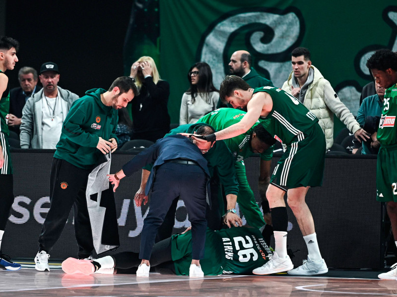 Los médicos y algunos compañeros de Panathinaikos tratan de ayudar a levantarse a Mathias Lessort tras lesionarse de gravedad