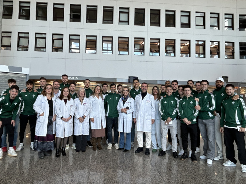 Foto de familia en el hall del Marcide de los jugadores del Rácing y personal sanitario