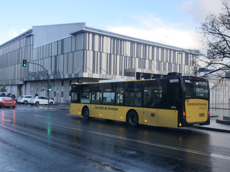 Un autobús recorre la ciudad de Ourense