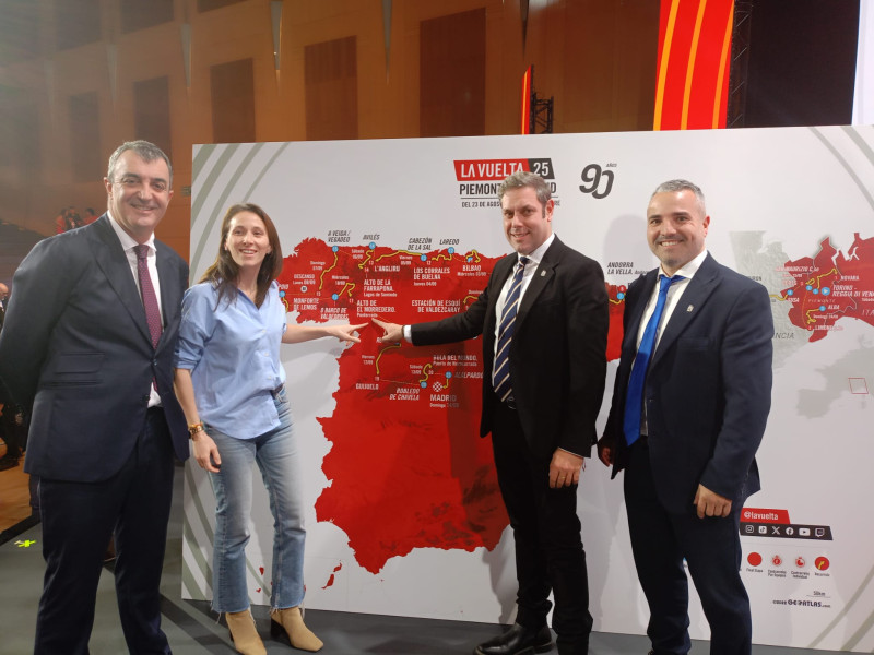 Representantes del Ayuntamiento de Ponferrada en la presentación de la Vuelta Ciclista a España 2025
