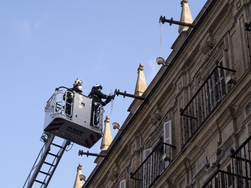 Los bomberos realizan labores de limpieza en la Plaza Mayor de Salamanca