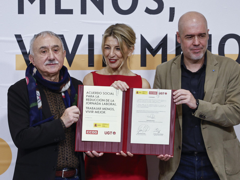 La vicepresidenta segunda del Gobierno y ministra de Trabajo, Yolanda Díaz (C), firma este viernes con los secretarios generales de CCOO y UGT, Unai Sordo (d) y Pepe Álvarez (i), respectivamente, el acuerdo alcanzado entre el Ejecutivo y los sindicatos para reducir la jornada laboral a 37 horas y media en 2025 sin reducción salarial