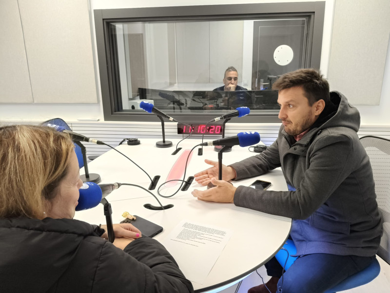 El líder de la banda Great Straits, Óscar Rosende, en los estudios de COPE Coruña