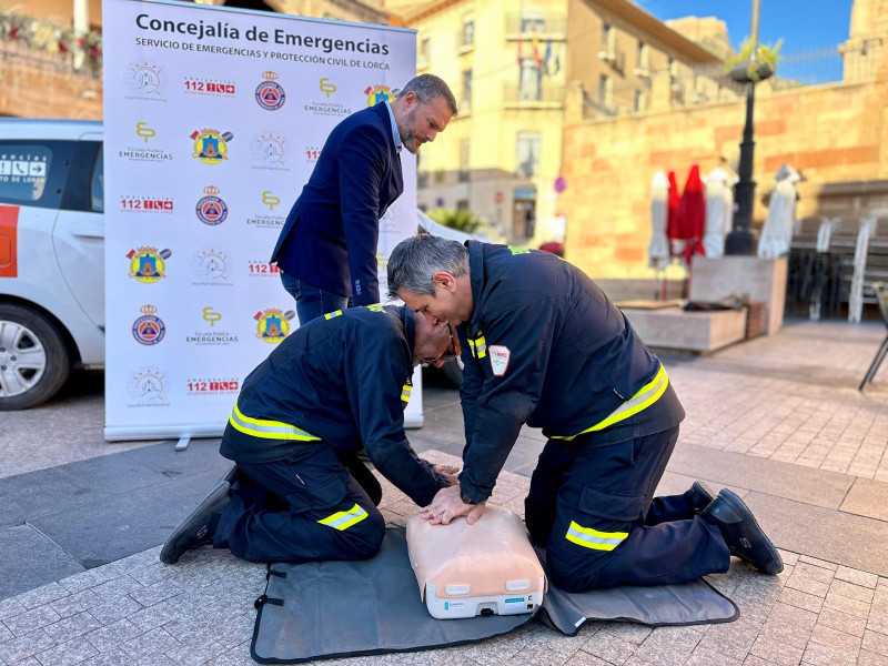 Personal del servicio de Emergencias de Lorca en una demostración de técnicas de reanimación