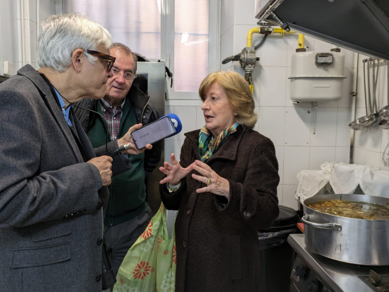 Fernando de Haro charla con Caridad y Luis, voluntarios