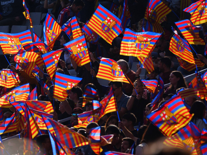 Aficionados del Barcelona con banderas en un partido del equipo en Montjuic.