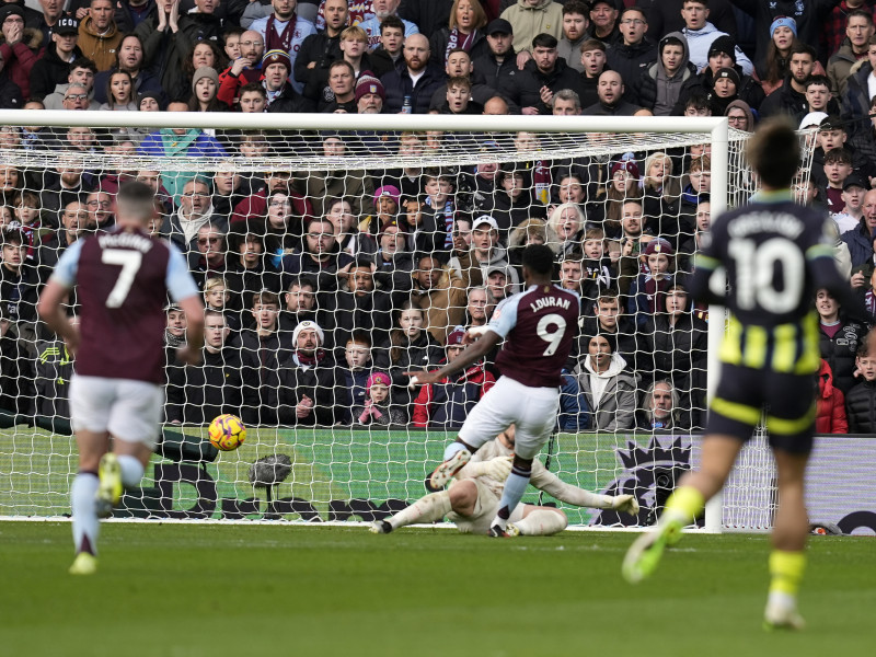 Jhon Duran define ante Ortega y marca el primer gol del Aston Villa