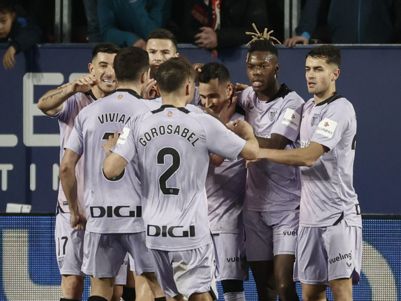 Berenguer celebra con sus compañeros el 1-2 del Athletic contra Osasuna.