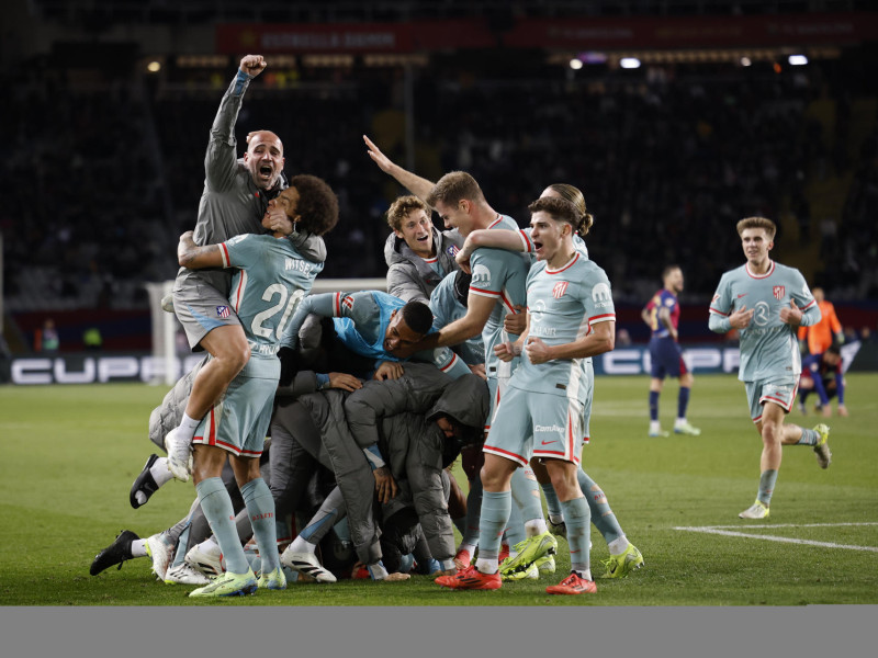 Los jugadores del Atlético de Madrid celebran la victoria contra el Barcelona.