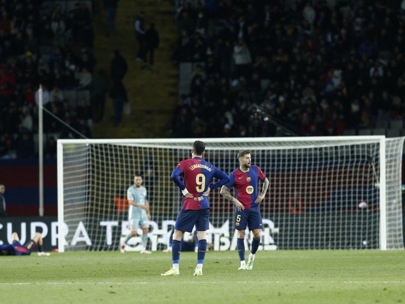 Los jugadores del Barcelona, tras la derrota ante el Atlético