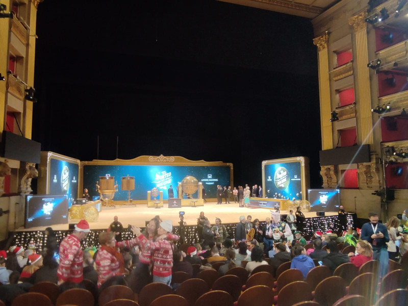 El escenario del Teatro Real con los bombos del Sorteo de la Lotería de Navidad