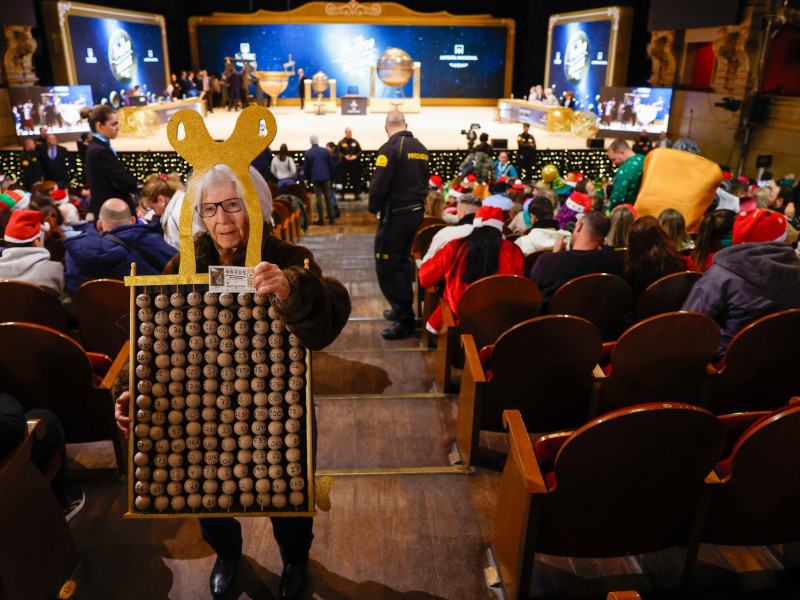 Asistentes aguardan el inicio del sorteo de la Lotería de Navidad