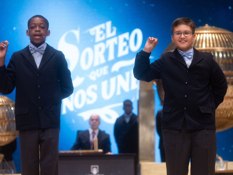 Adam Lucas Kadmiri (i) y Sergio Abaga (d), cantan un quinto premio, el número 37.876