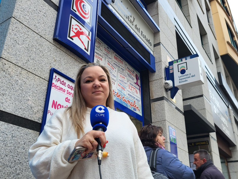 Berta Santamaría regenta la administración en la calle Trinas de Burgos