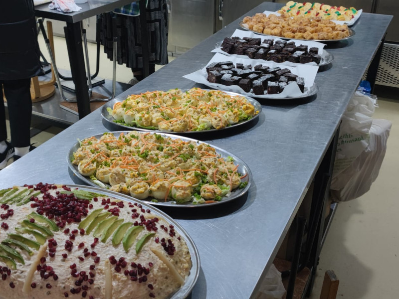 Parte de los alimentos los preparan los voluntarios en sus casas y otros, en la cocina del albergue