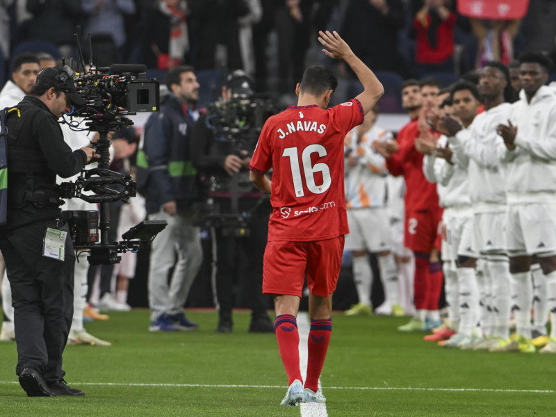 MADRID, 22/12/2024.- El defensa del Sevilla Jesús Navas recibe un homenaje en su último partido como futbolista profesional antes del encuentro de LaLiga entre el Real Madrid y el Sevilla, este domingo en el estadio Santiago Bernabéu. EFE/ Fernando Villar