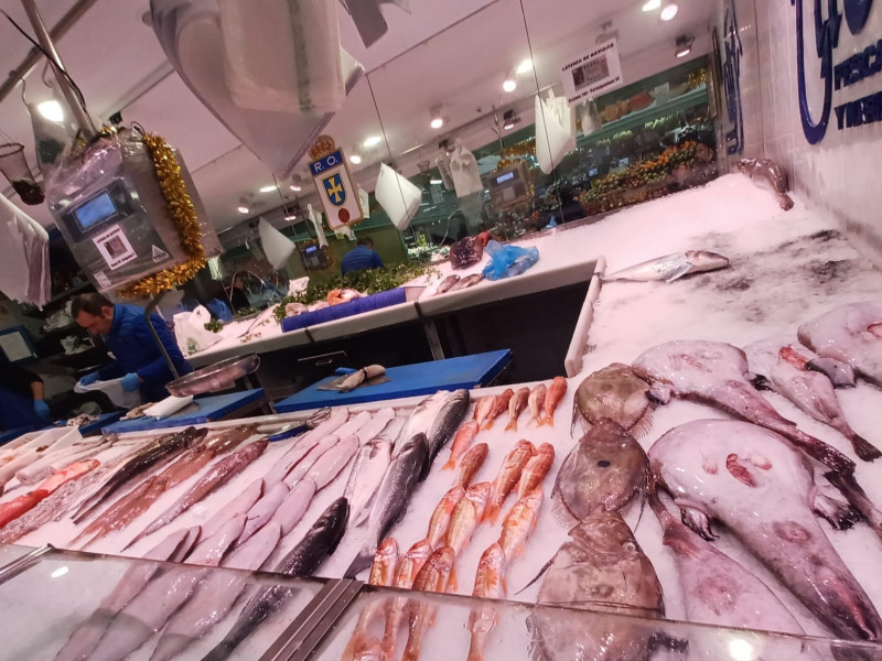 Mostrador de Pescados y Mariscos Tito, en el Mercado de El Fontán, en Oviedo