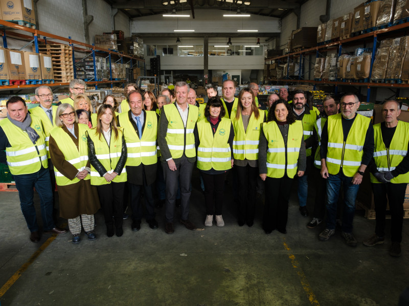 El presidente de la Xunta visita el Banco de Alimentos Rías Altas