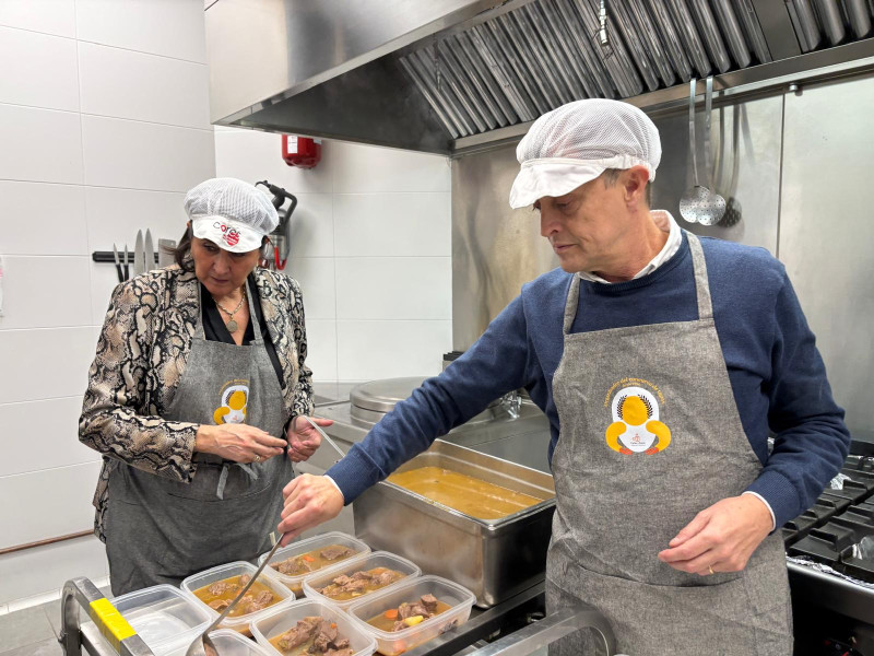 Imagen de la cocina de la Fundación la Caridad preparando la Nochebuena.