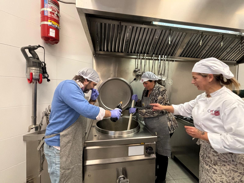 Imagen de la cocina de la Fundación la Caridad preparando la Nochebuena.